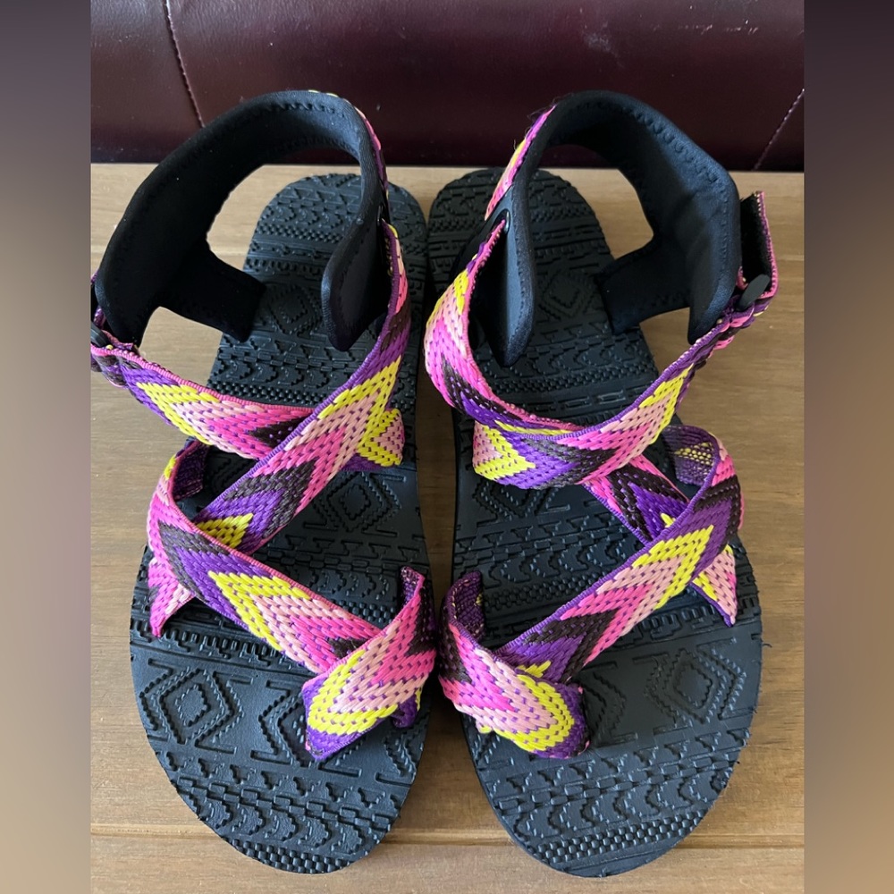 Mug Luks women’s sandals New without tags. Size 9 come from a smoke free home